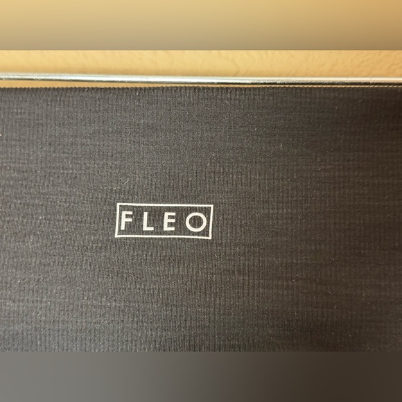 LIKE NEW 25" BLACK FLEO CHARGE HIGH WAISTED RIBBED LEGGING NO FRONT SEAM SMALL - Picture 4 of 5